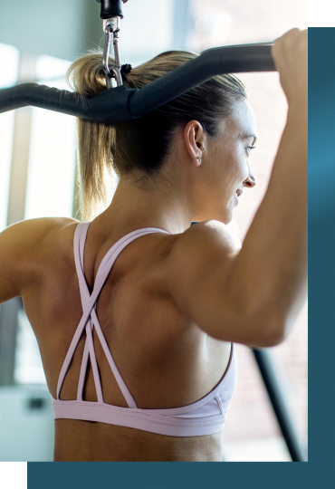 ラットプルダウンで背中を鍛える女性