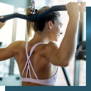 ラットプルダウンで背中を鍛える女性