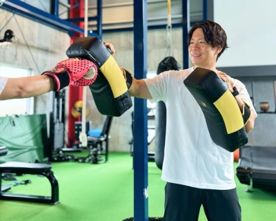 哲郎トレーナーがボクササイズの指導をしている