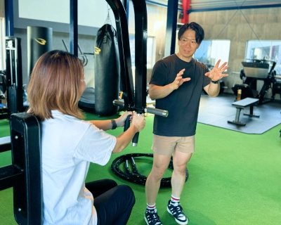 哲郎トレーナーがトレーニング指導をしている